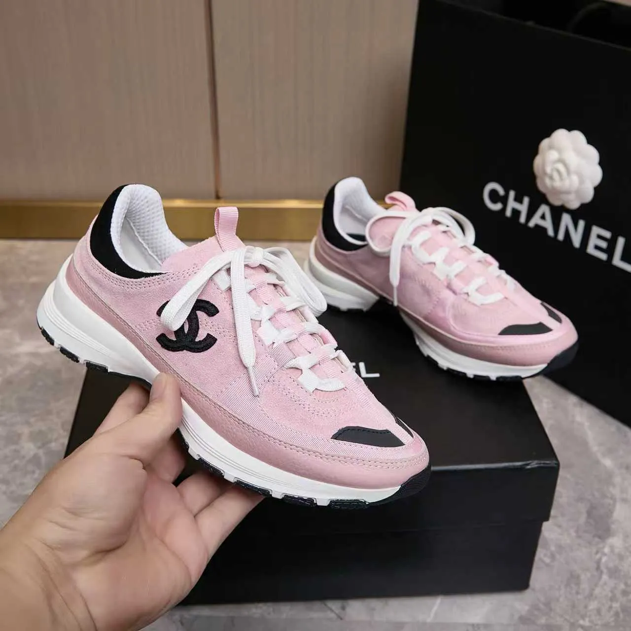p560 Chanel Chanel - 2025 counter top casual sports shoes This classic design; the upper is embroidered with various techniques; the outsole is fashionable and sporty; the extraordinary inclusion of a variety of color matching elements... The diversified mix and match is very beautiful and versatile, casual, fashionable, sports and outdoor can be taken into account... ꫛꫀꪝ Go➫ Materials: ❶Upper made of: original imported high mercerized cow suede + imported mixed sheepskin ❷The inner lining is made of: original imported breathable mesh ❸Outsole is based on: original TPU combination outsole. Full set of boutique packaging for women 35-41 and men 38-46